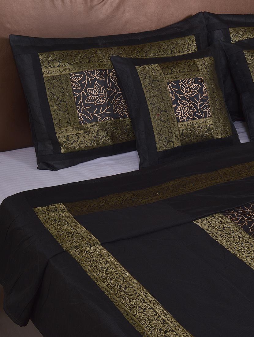 polysilk hand gold print bed cover with 2 pillow cover & 2 cusion cover set - 16736873 - Zoom Image - 3