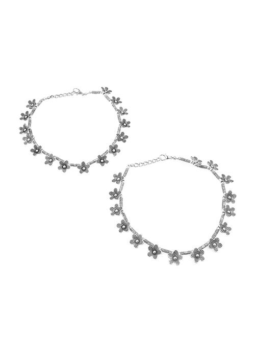 silver metal anklet and payal - 16737565 - Standard Image - 1