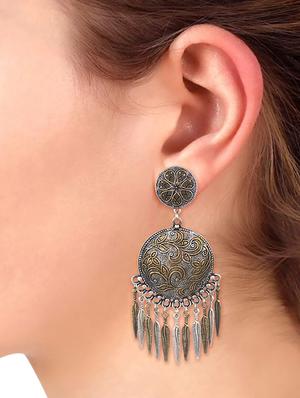 silver metal studs earring - 16737642 - Standard Image - 3