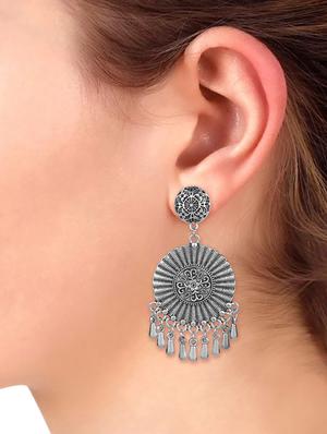 silver metal studs earring - 16737645 - Standard Image - 3