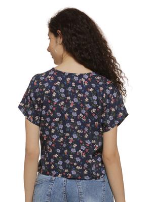 tie knot hem floral crop top - 16744338 - Standard Image - 3