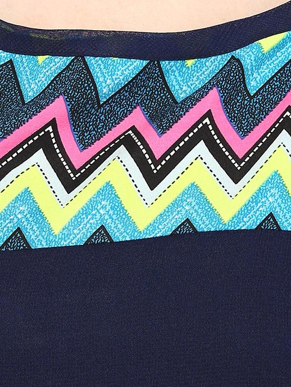 round neck chevron top - 16746567 - Zoom Image - 5