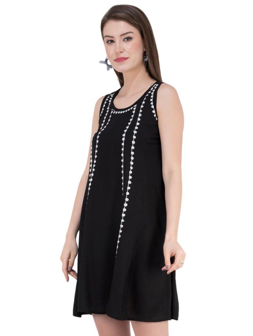 round neck contrast embroidered shift dress - 16764715 - Zoom Image - 2