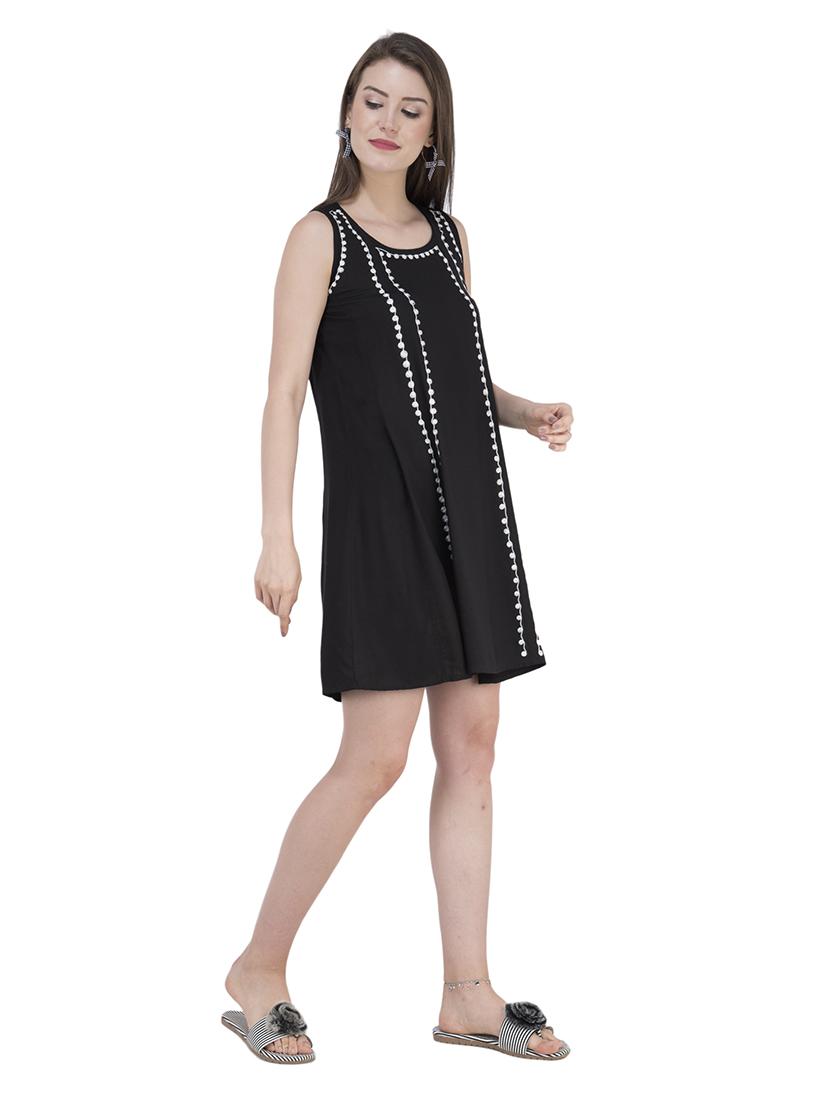 round neck contrast embroidered shift dress - 16764715 - Zoom Image - 4