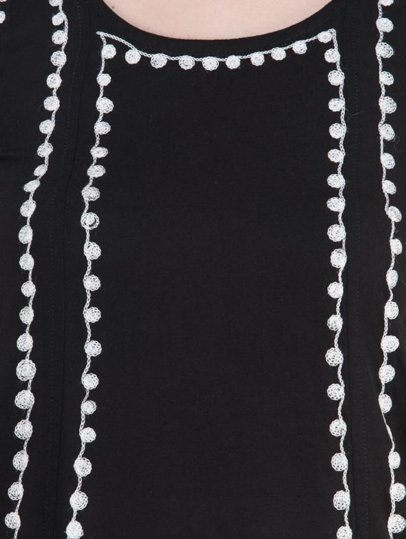 round neck contrast embroidered shift dress - 16764715 - Zoom Image - 5