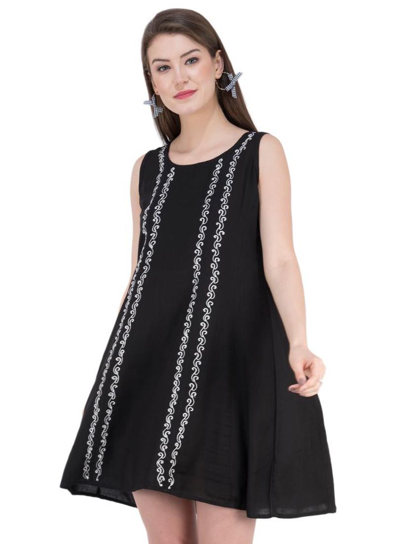 round neck contrast embroidered shift dress - 16764717 - Zoom Image - 1