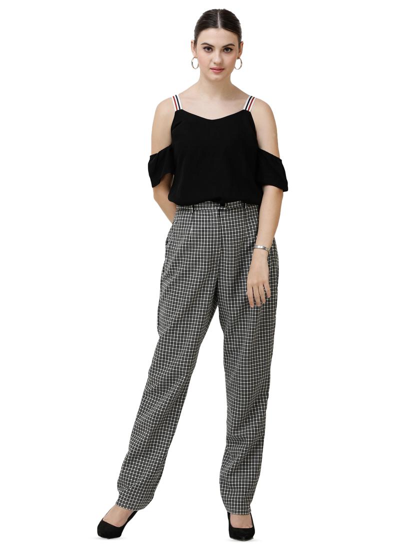cold shoulder solid crop top - 16798879 - Zoom Image - 4