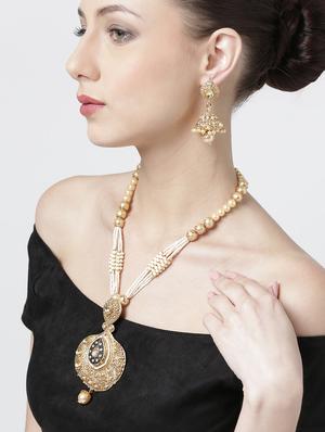 gold metal short necklace - 16811581 - Standard Image - 4