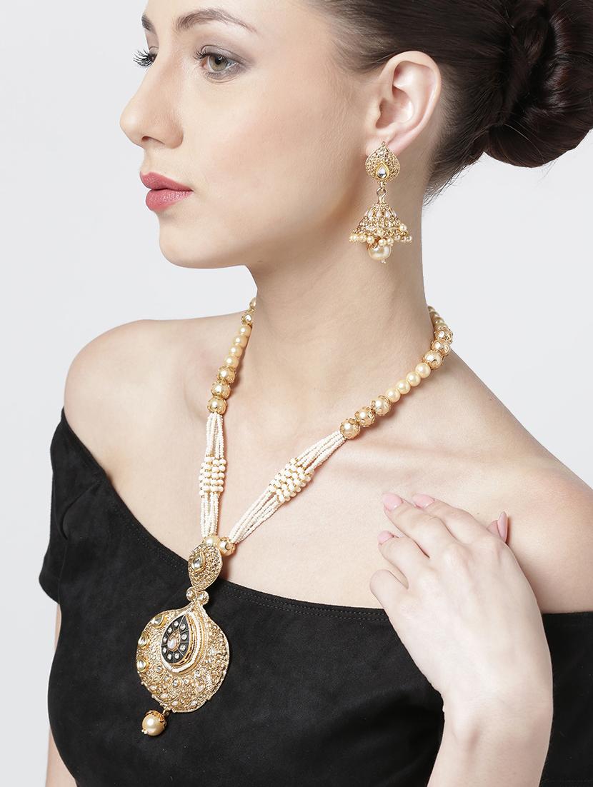 gold metal short necklace - 16811581 - Zoom Image - 4
