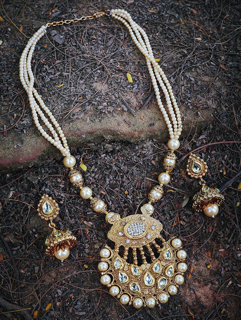 gold metal short necklace - 16811584 - Zoom Image - 1