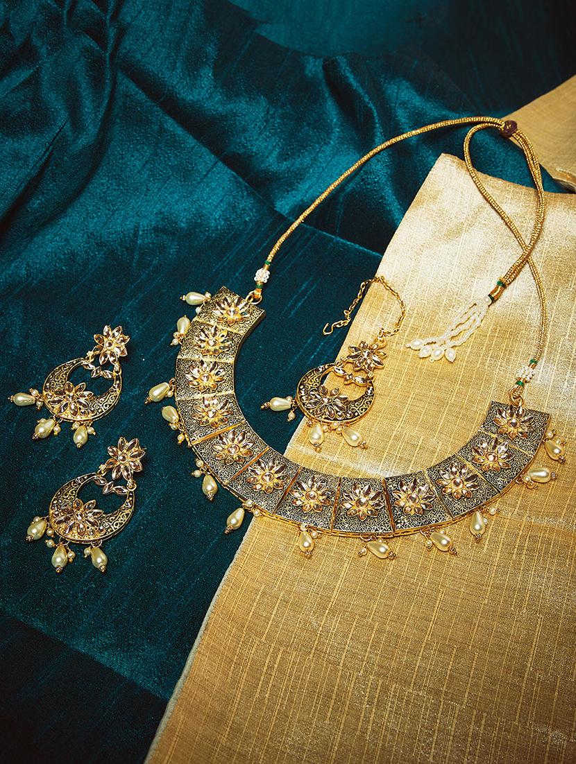 gold metal choker necklace - 16811660 - Zoom Image - 1