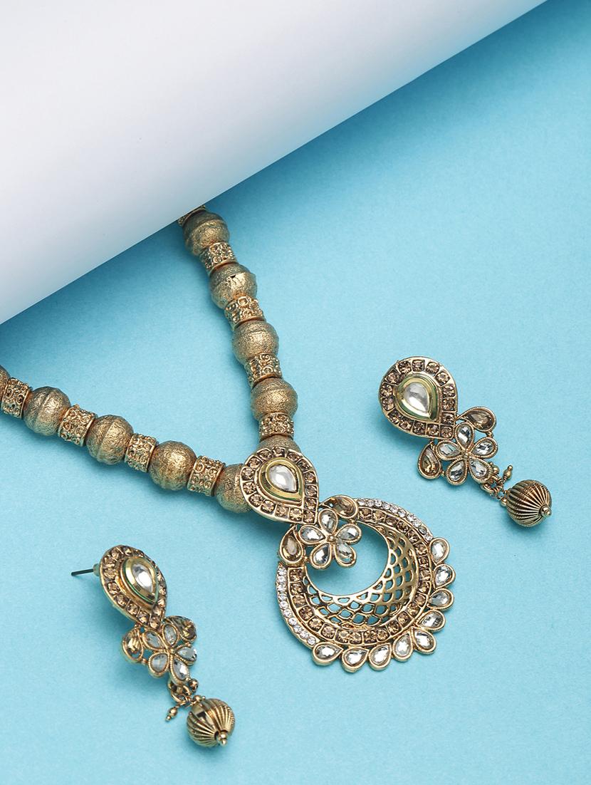 gold metal short necklace - 16811680 - Zoom Image - 1