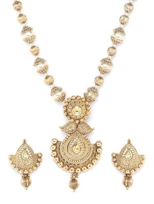 gold metal short necklace - 16811692 - Standard Image - 3