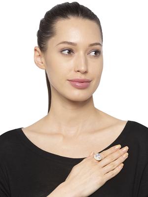 gold metal finger ring - 16831448 - Standard Image - 4