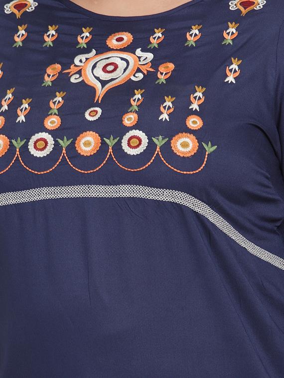 embroidered panel plus tunic - 16838244 - Zoom Image - 5