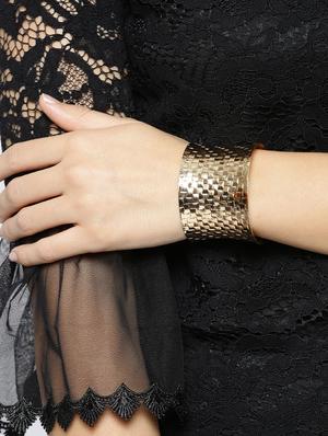 gold metal cuffs bracelet - 16840455 - Standard Image - 3