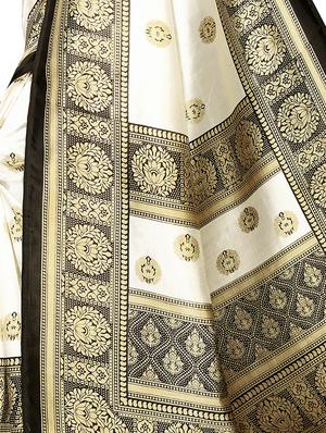 solid bordered saree with blouse - 16850302 - Standard Image - 3
