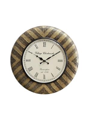 wooden analog vintage wall clock - 16865814 - Standard Image - 2