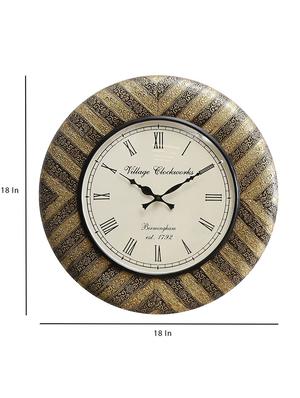wooden analog vintage wall clock - 16865814 - Standard Image - 4