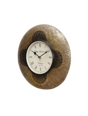 wooden analog vintage wall clock - 16865815 - Standard Image - 2