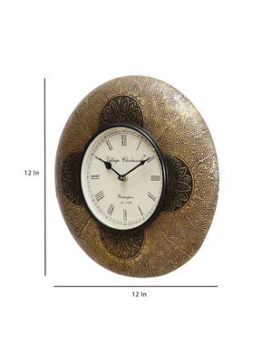 wooden analog vintage wall clock - 16865815 - Standard Image - 4