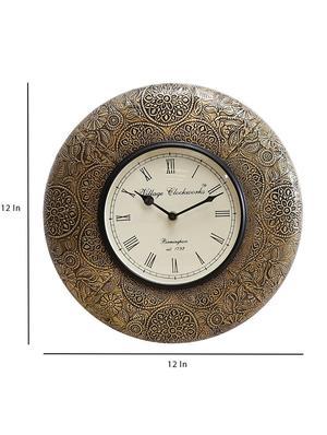 wooden analog vintage wall clock - 16865816 - Standard Image - 4