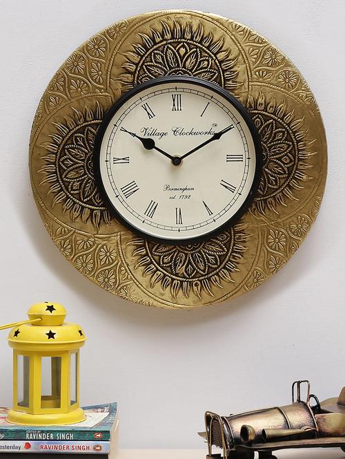 wooden analog vintage wall clock - 16865817 - Standard Image - 1
