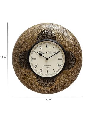 wooden analog vintage wall clock - 16865817 - Standard Image - 4