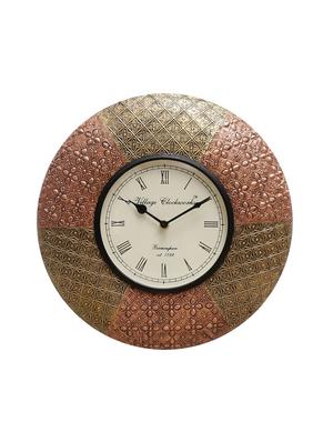 wooden analog vintage wall clock - 16865818 - Standard Image - 2