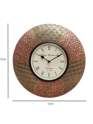 wooden analog vintage wall clock - 16865818 - Standard Image - 4