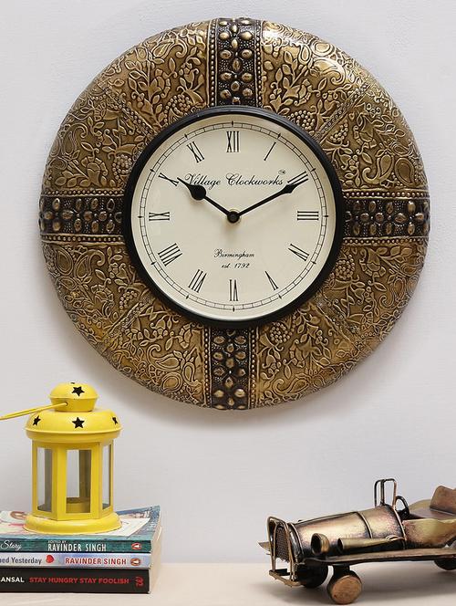 wooden analog vintage wall clock - 16865819 - Standard Image - 1
