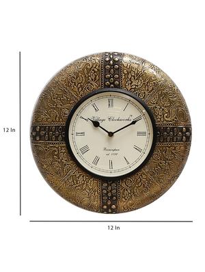 wooden analog vintage wall clock - 16865819 - Standard Image - 4