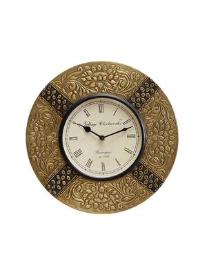 wooden analog vintage wall clock - 16865821 - Standard Image - 2