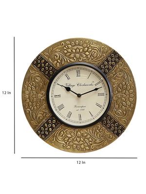 wooden analog vintage wall clock - 16865821 - Standard Image - 4