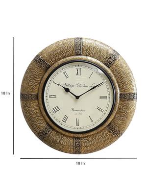 wooden analog vintage wall clock - 16865823 - Standard Image - 4
