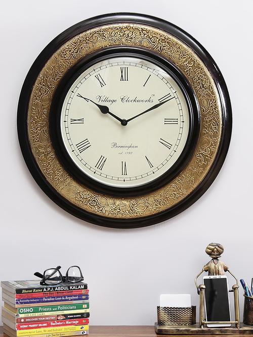 wooden analog vintage wall clock - 16865824 - Standard Image - 1