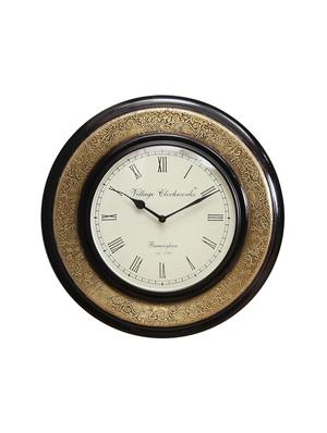 wooden analog vintage wall clock - 16865824 - Standard Image - 2