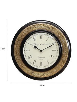 wooden analog vintage wall clock - 16865824 - Standard Image - 4