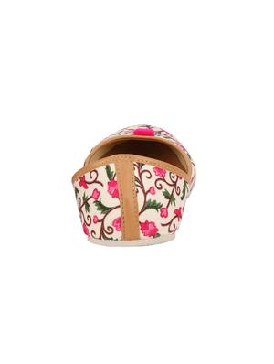pink slip on jutis - 16878145 - Standard Image - 3