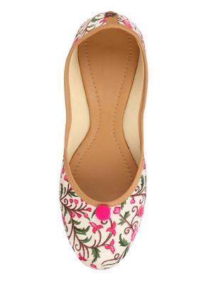 pink slip on jutis - 16878145 - Standard Image - 4