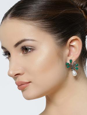 green brass studs earring - 16888113 - Standard Image - 3