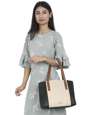 white leatherette (pu) regular handbag - 16923855 - Standard Image - 5