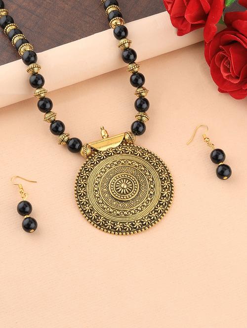 gold metal pendants and earring - 16931841 - Standard Image - 1