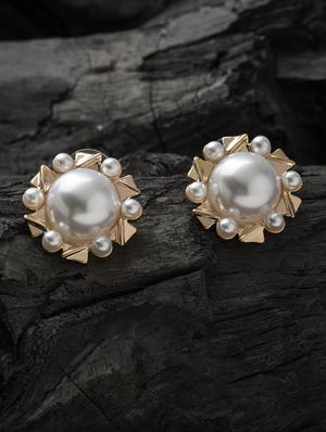 gold metal studs earring - 16952835 - Standard Image - 3