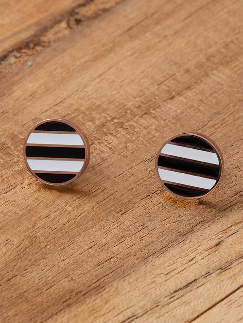 black metal studs earring - 16952905 - Standard Image - 1