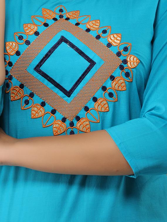 embroidered straight kurta - 17015159 - Zoom Image - 4