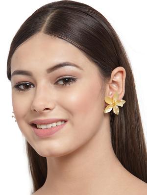 gold brass studs earring - 17021585 - Standard Image - 4