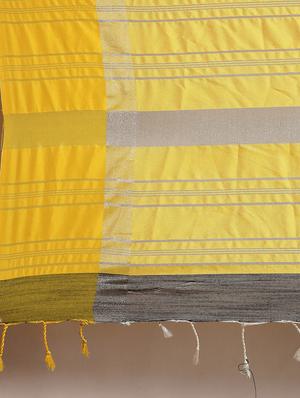 solid woven saree with blouse - 17140869 - Standard Image - 4