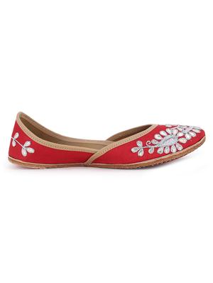 red slip on jutis - 17167535 - Standard Image - 2