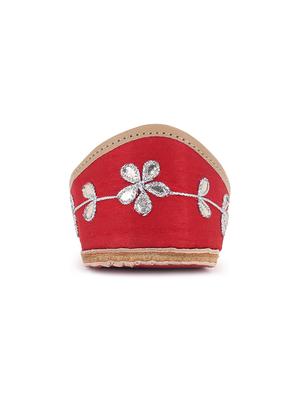 red slip on jutis - 17167535 - Standard Image - 3